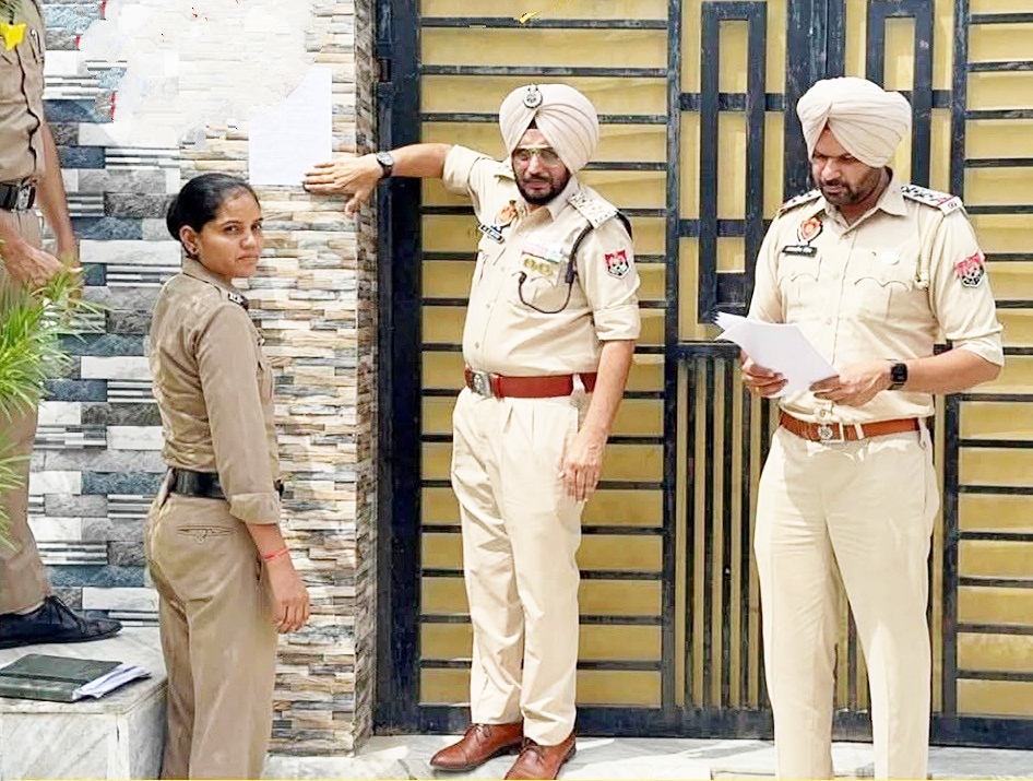 Police seal drug smugglers' house.